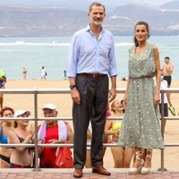 Los Reyes Felipe y Letizia en el paseo marítimo de la playa de Las Canteras de Las Palmas de Gran Canaria