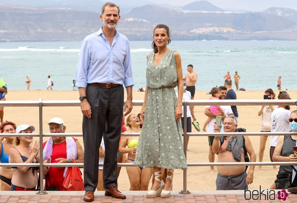 Los Reyes Felipe y Letizia en el paseo marítimo de la playa de Las Canteras de Las Palmas de Gran Canaria
