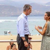 Los Reyes Felipe y Letizia, muy cómplices en el paseo marítimo de la playa de Las Canteras de Las Palmas de Gran Canaria