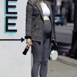 Sophie Turner luciendo tripa de embarazada