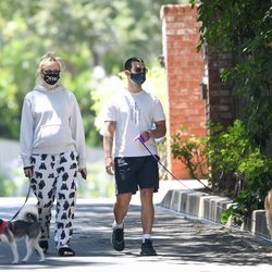 Sophie Turner y Joe Jonas pasean a los perros en la recta final del embarazo