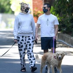 Joe Jonas y Sophie Turner pasean a sus perros