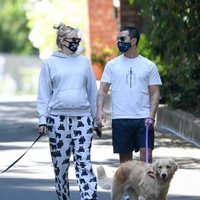 Joe Jonas y Sophie Turner pasean a sus perros
