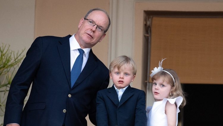 Alberto de Mónaco celebrando San Juan 2020 con sus hijos los Príncipes Jacques y Gabriella