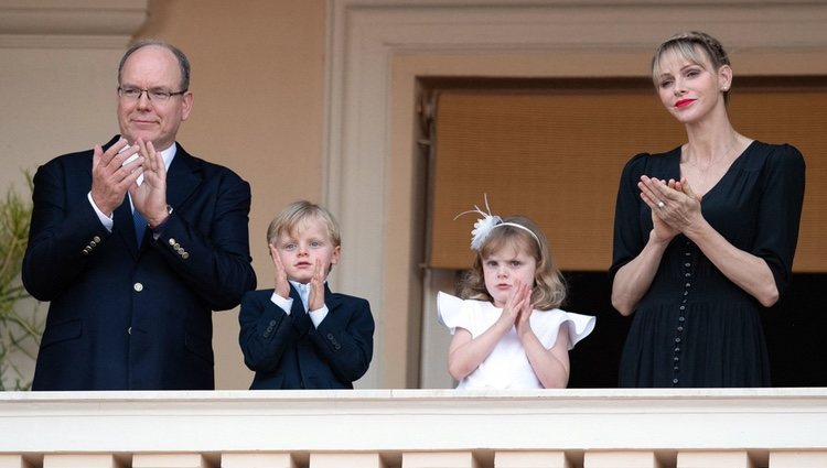 Alberto y Charlene de Mónaco celebrando San Juan 2020 con sus hijos los Príncipes Jacques y Gabriella