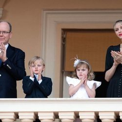 Alberto y Charlene de Mónaco celebrando San Juan 2020 con sus hijos los Príncipes Jacques y Gabriella