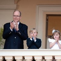 Alberto y Charlene de Mónaco celebrando San Juan 2020 con sus hijos los Príncipes Jacques y Gabriella