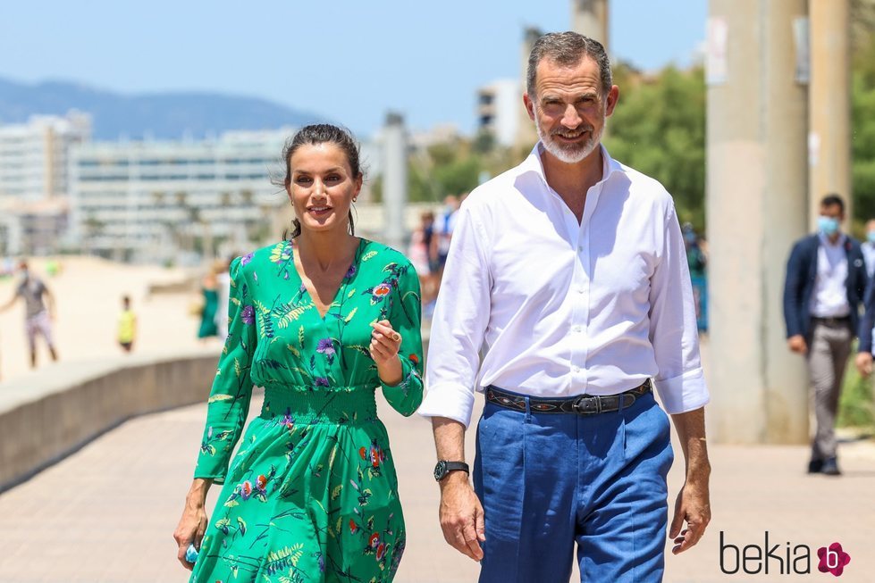 Los Reyes Felipe y Letizia caminando por el paseo marítimo de Palma de Mallorca