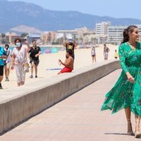 Los Reyes Felipe y Letizia compartiendo miradas cómplices en el paseo marítimo de Palma de Mallorca
