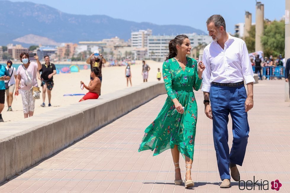 Los Reyes Felipe y Letizia compartiendo miradas cómplices en el paseo marítimo de Palma de Mallorca