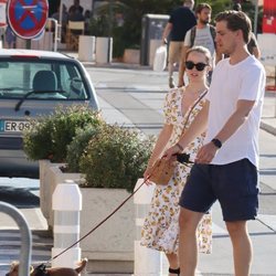 Alexandra de Hannover y Ben Sylvester Strautmann paseando a su perro en Saint-Tropez
