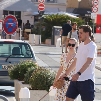 Alexandra de Hannover y Ben Sylvester Strautmann paseando a su perro en Saint-Tropez
