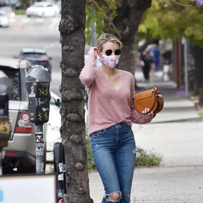 Emma Roberts haciendo compras en Los Ángeles durante el confinamiento por el coronavirus