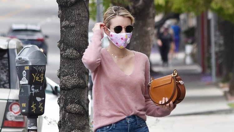 Emma Roberts haciendo compras en Los Ángeles durante el confinamiento por el coronavirus