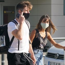 Aitana y Miguel Bernardeau llegando a Ibiza tras un viaje a Madrid