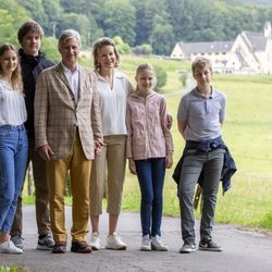 Felipe y Matilde de Bélgica con sus hijos Isabel, Gabriel, Emmanuel y Leonor en Bouillon