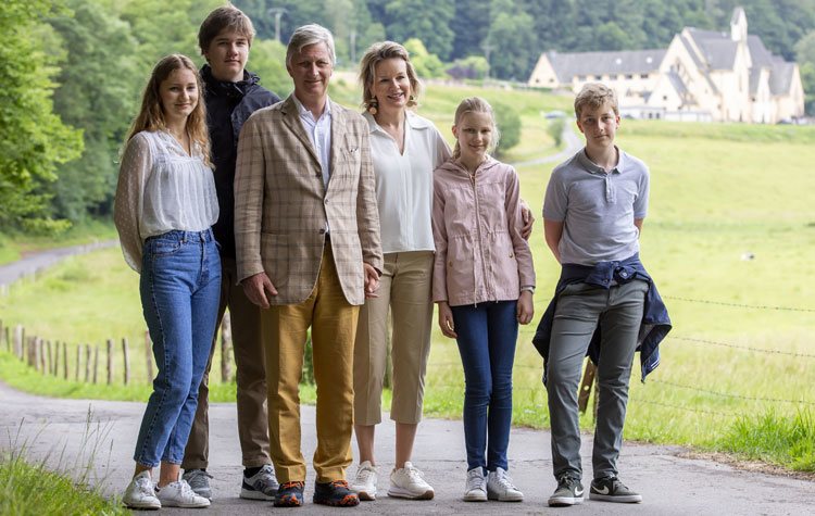 Felipe y Matilde de Bélgica con sus hijos Isabel, Gabriel, Emmanuel y Leonor en Bouillon