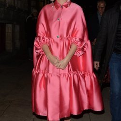 Katy Perry llegando a un teatro en Londres