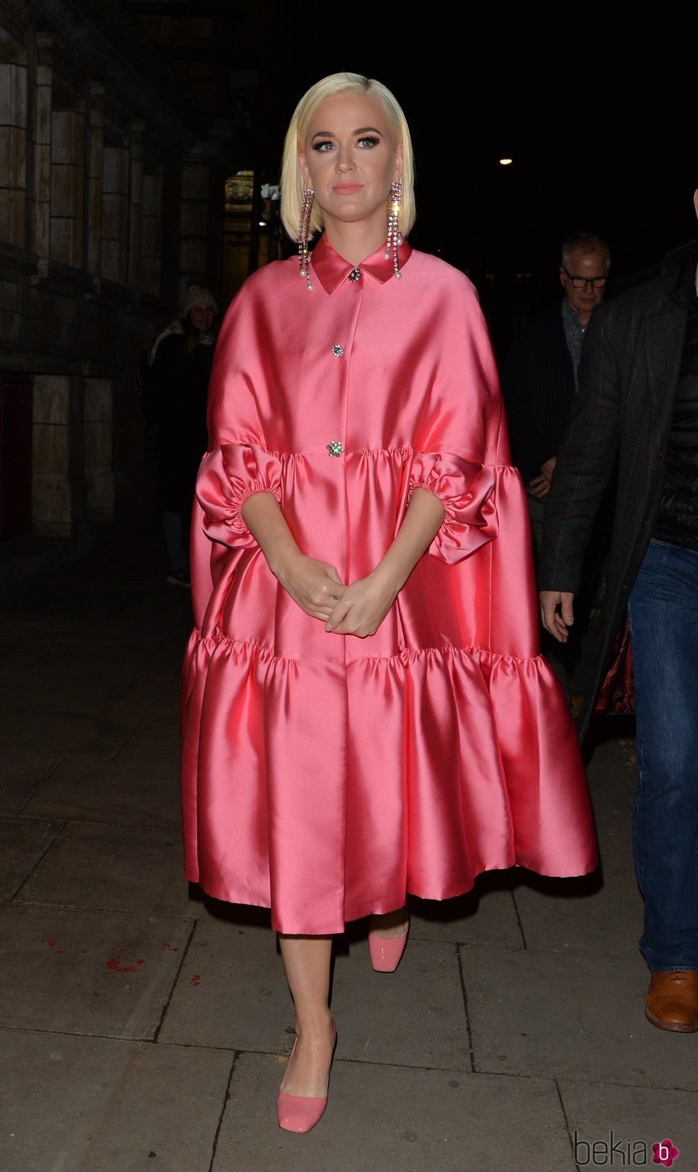 Katy Perry llegando a un teatro en Londres