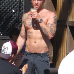 Gonzalo Montoya con el torso desnudo tomando algo en Marbella