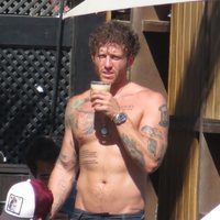 Gonzalo Montoya con el torso desnudo tomando algo en Marbella