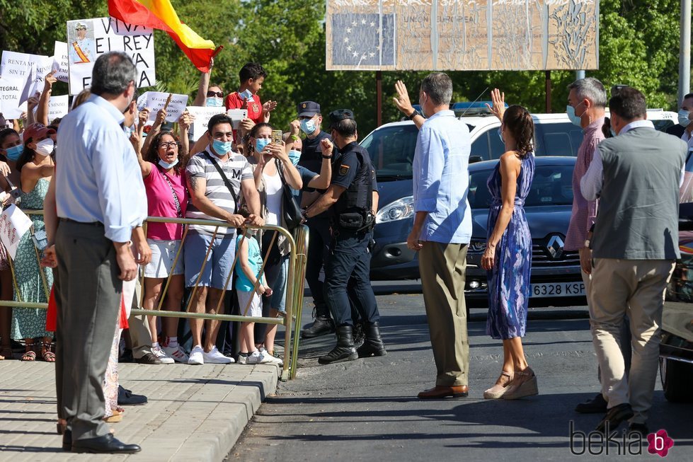 Los Reyes Felipe y Letizia saludan a unos ciudadanos en Sevilla