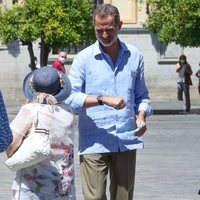 El Rey Felipe saluda a una ciudadana con el codo en Sevilla
