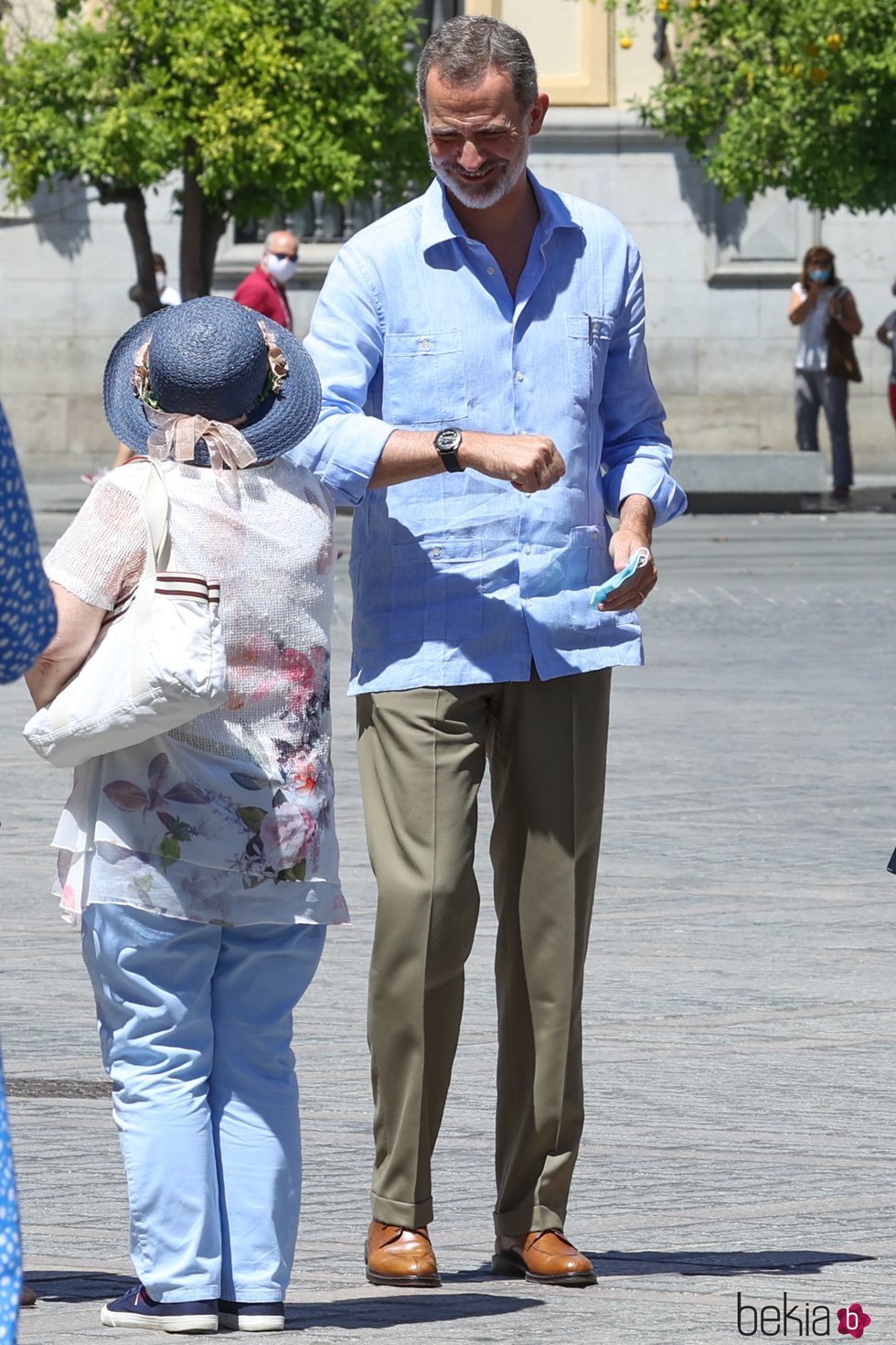 El Rey Felipe saluda a una ciudadana con el codo en Sevilla