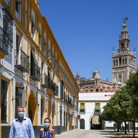 Los Reyes Felipe y Letizia pasean por Sevilla dejando la Giralda detrás