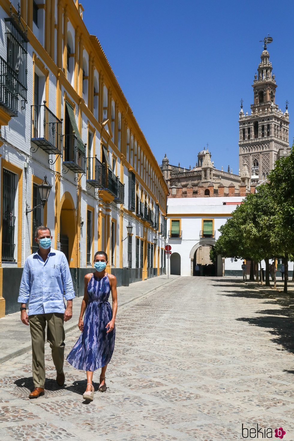 Los Reyes Felipe y Letizia pasean por Sevilla dejando la Giralda detrás