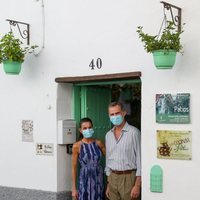 Los Reyes Felipe y Letizia en la puerta de una casa en Córdoba