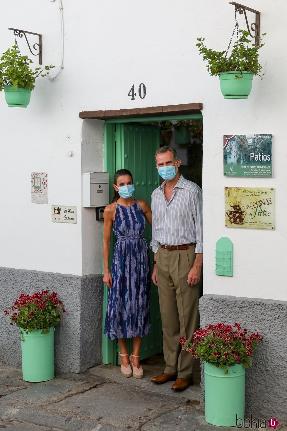 Los Reyes Felipe y Letizia en la puerta de una casa en Córdoba