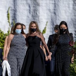 Ana Obregón con su hermana Celia y Carolina Monje en el funeral de Álex Lequio en Madrid