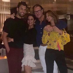 Jorge Pérez junto a su mujer, Alicia, Elena y su novio Pedro Solá en su primera quedada tras 'Supervivientes 2020'
