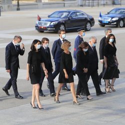 Autoridades civiles en el funeral por las víctimas del coronavirus