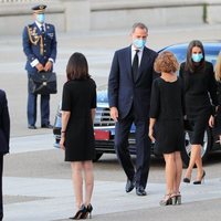 La Familia Real ante Carmen Calvo y Meritxell Batet en el funeral por las víctimas del coronavirus