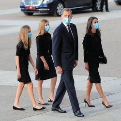 Los Reyes Felipe y Letizia con sus hijas, la Princesa Leonor y la Infanta Sofía, en el funeral por las víctimas del coronavirus