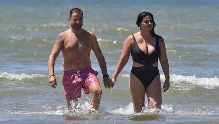 Marisa Jara y su novio Miguel Almansa saliendo del mar en Cádiz