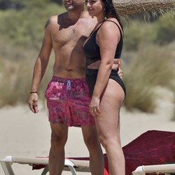 Marisa Jara y su novio Miguel Almansa disfrutando de la playa en Cádiz