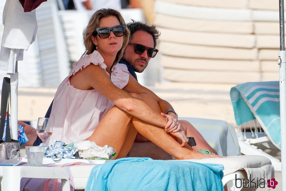 Amelia Bono y Manuel Martos en unas tumbonas en Ibiza