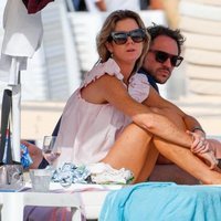 Amelia Bono y Manuel Martos en unas tumbonas en Ibiza