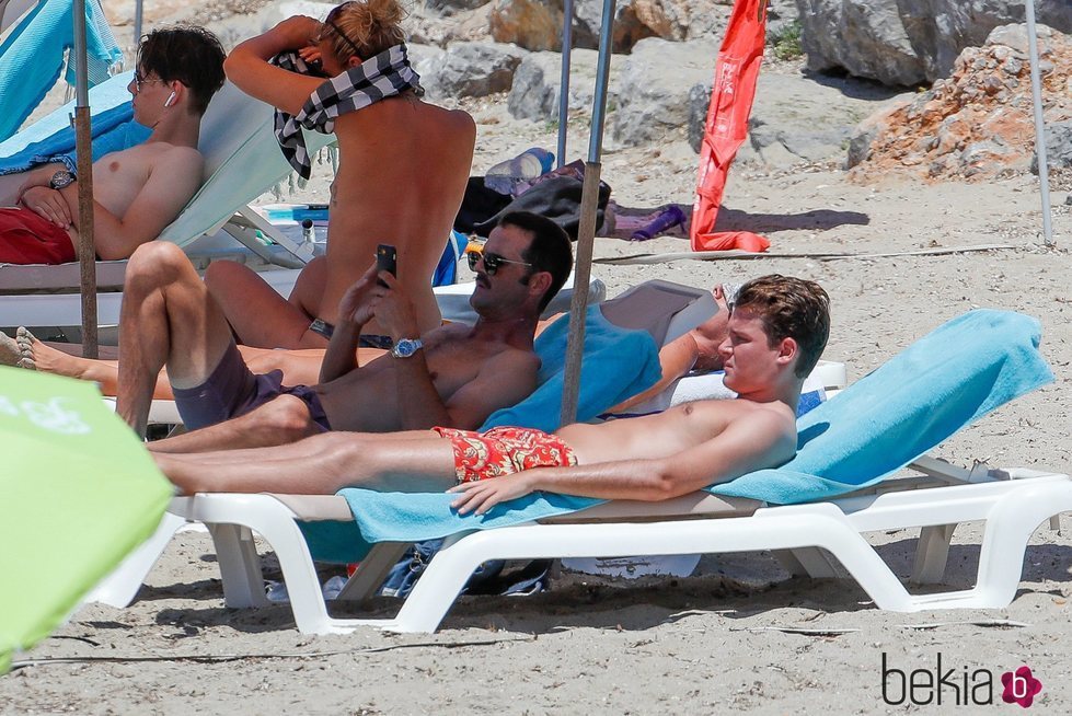 José Bono Jr y Aitor Gómez tumbados al sol en Ibiza