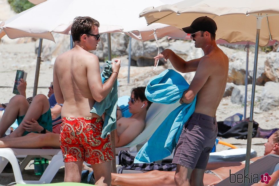 José Bono Jr y Aitor Gómez en una playa de Ibiza