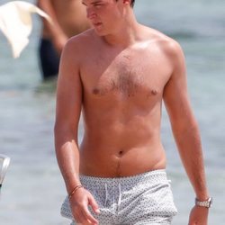 Aitor Gómez con el torso desnudo en Ibiza
