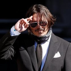 Johnny Depp llegando al juicio con Amber Heard
