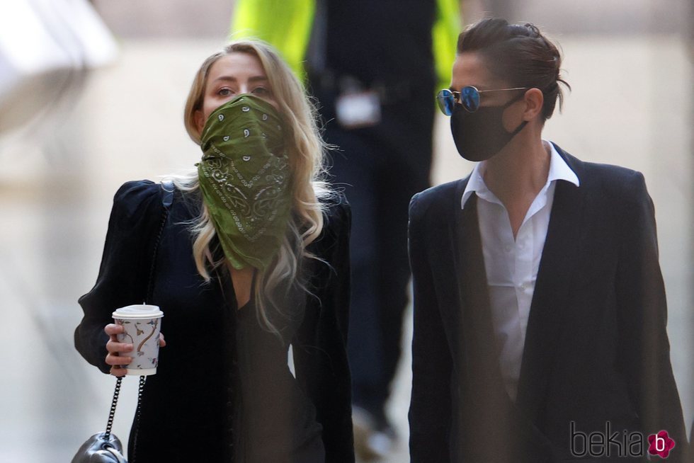 Amber Heard llegando al juicio pendiente con Johnny Depp