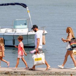 Borja Thyssen y Blanca Cuesta con sus hijos en Ibiza durante unas vacaciones