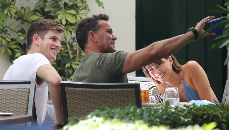 Miguel Bernardeau, Aitana Ocaña y su padre haciéndose un selfie