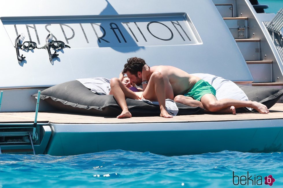 Alejandra Onieva y Sebastian Stan muy cariñosos tomando el sol en Ibiza
