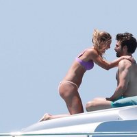 Alejandra Onieva y Sebastian Stan, de vacaciones en un yate en Ibiza